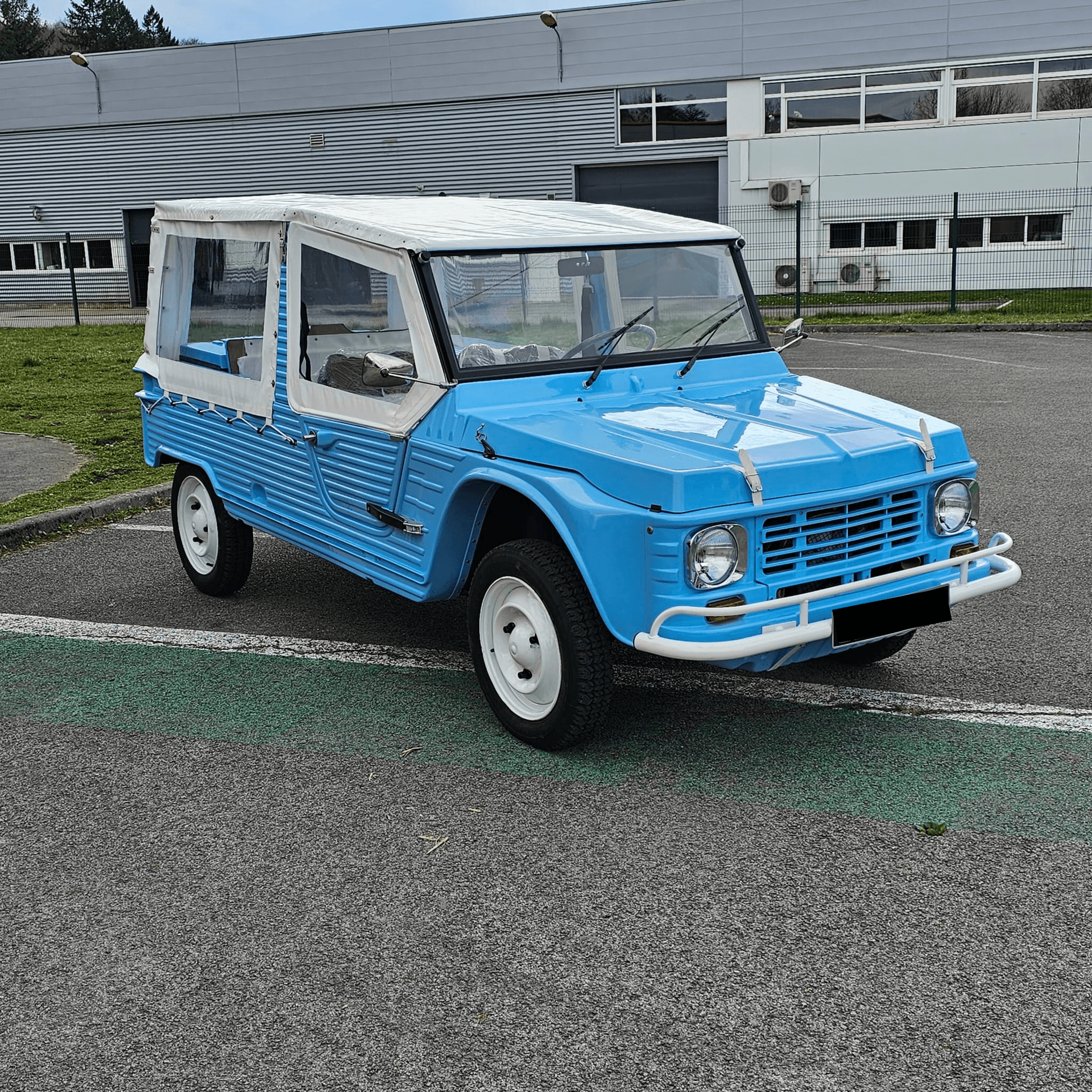 Citroën Méhari bleue sur le parking du centre