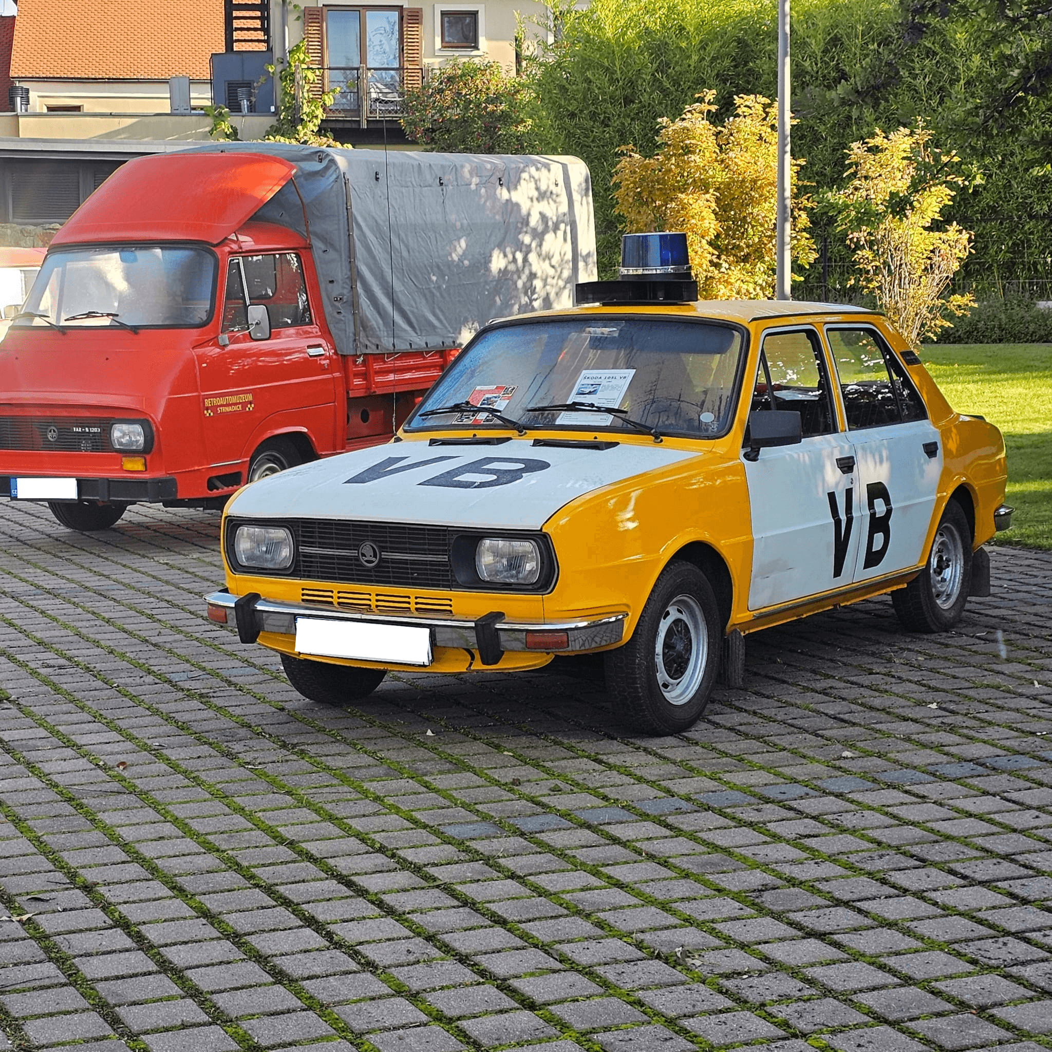 Škoda 120 VB jaune et blanche véhicule de police vintage