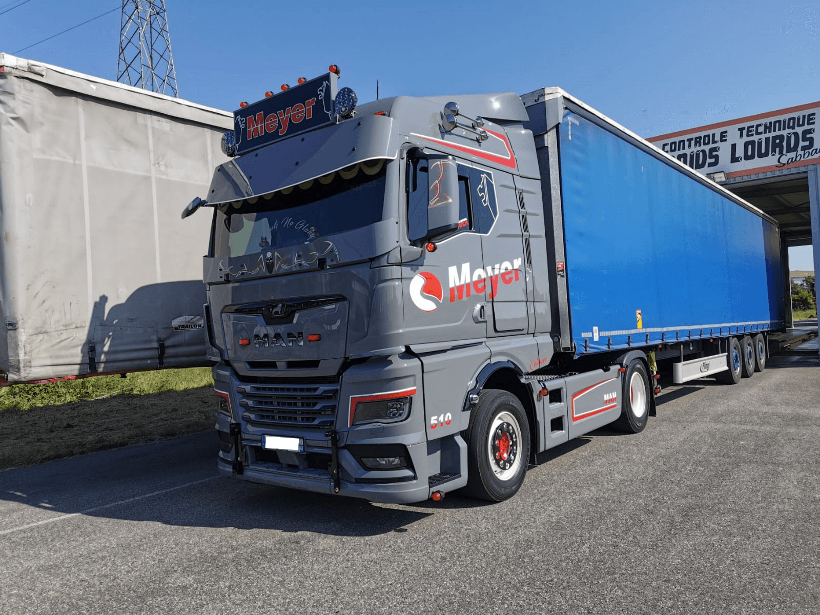 MAN TGX gris semi-remorque bâchée bleue Meyer