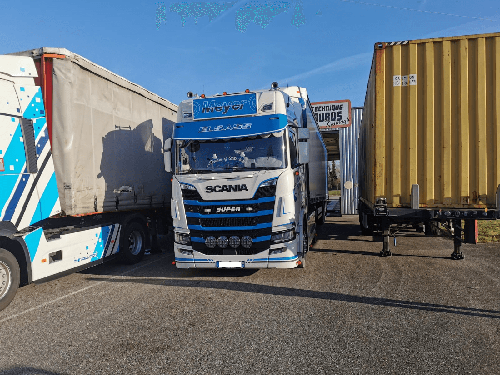 Scania Super bleu et blanc sur le parking du centre