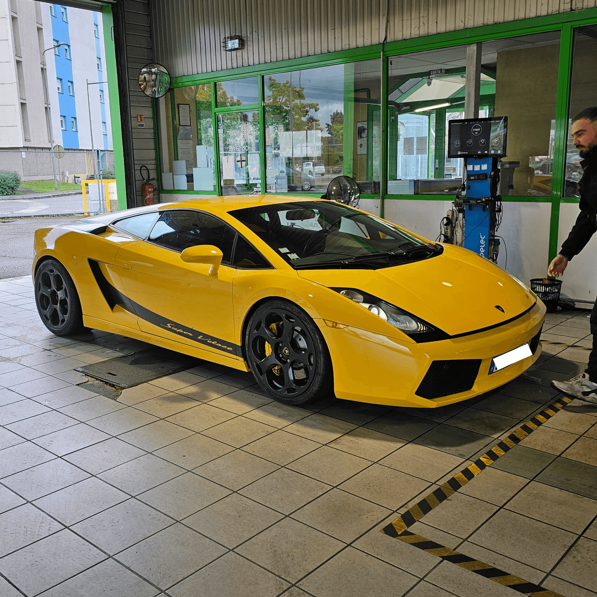 Lamborghini Gallardo Superleggera jaune sur pont de contrôle