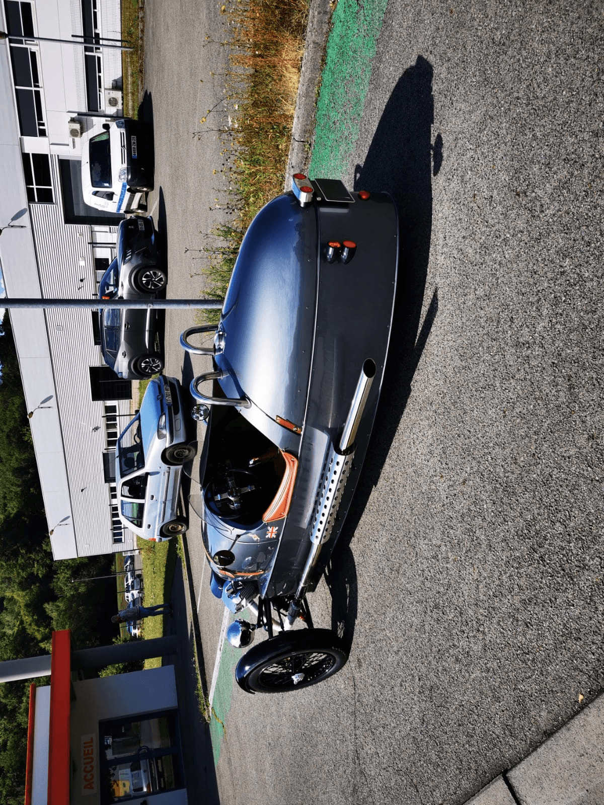 Shelby Cobra bleu nuit sur le parking du centre