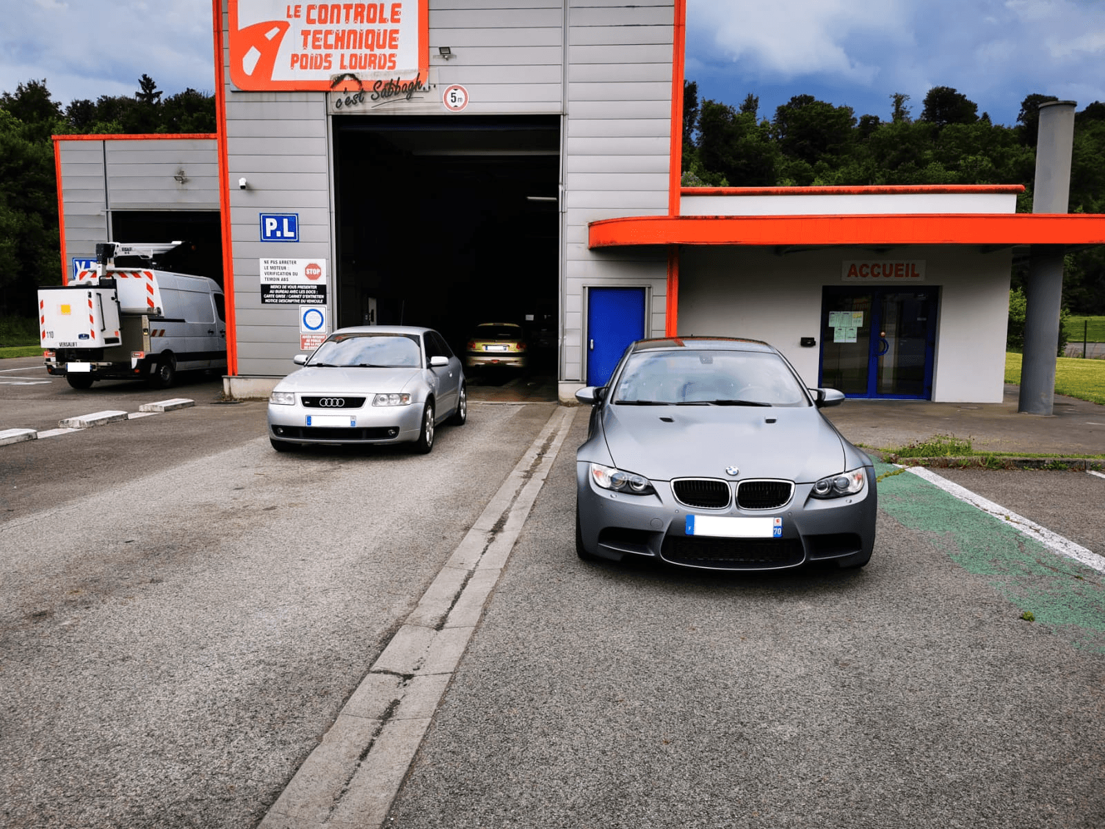 BMW M3 grise devant l'entrée du centre CTPLT Étupes