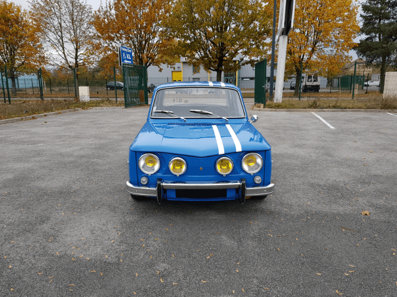 Renault R8 Gordini bleue à bandes blanches - face