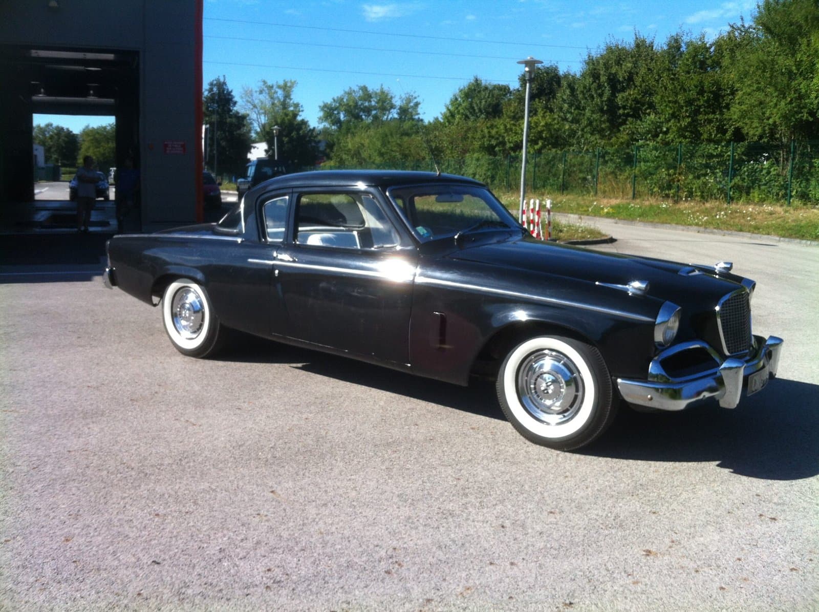 Studebaker noire vintage trois-quarts