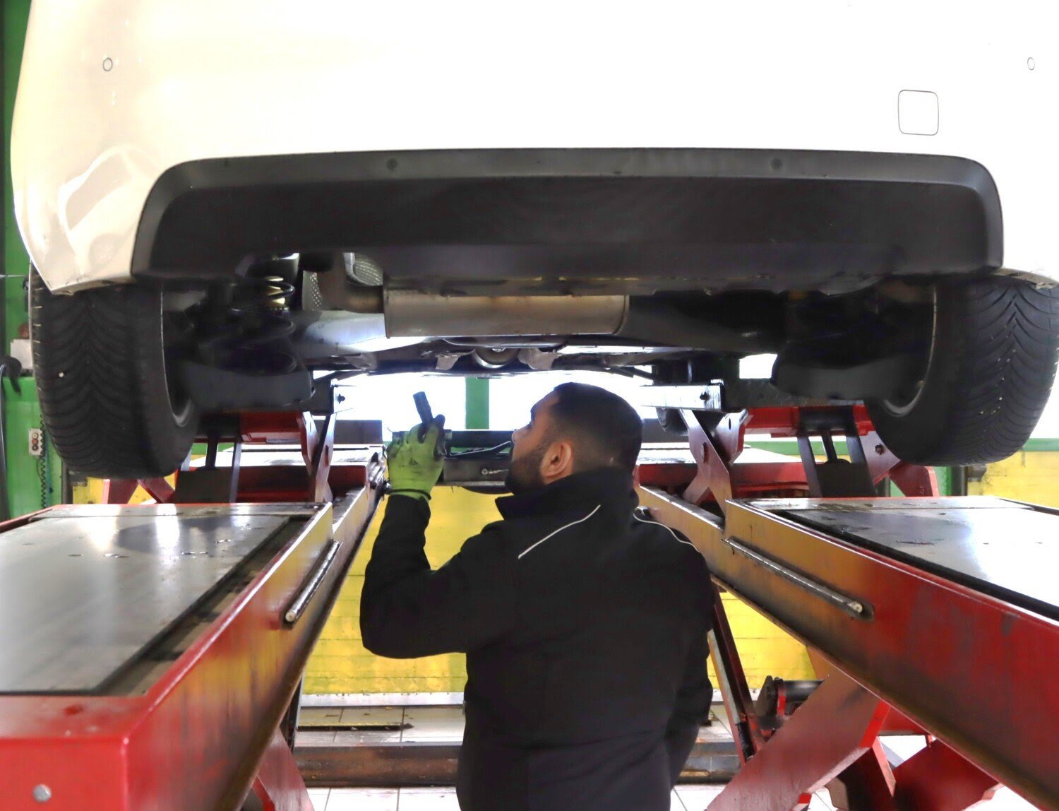 Voiture sur une route de vacances au coucher du soleil
